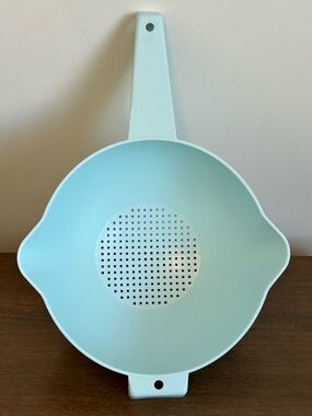 VTG TUPPERWARE LARGE LIGHT BLUE STRAINER COLANDER 2 POUR SPOUTS & HANDLE